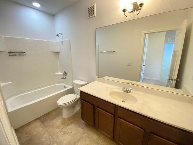 Photo - 3 Bedroom / 2.5 Bath / 2 Car Garage Townho...
