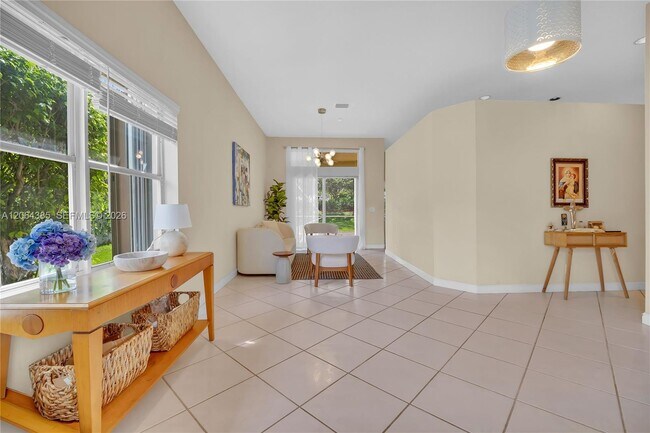 Photo - 885 Tanglewood Cir