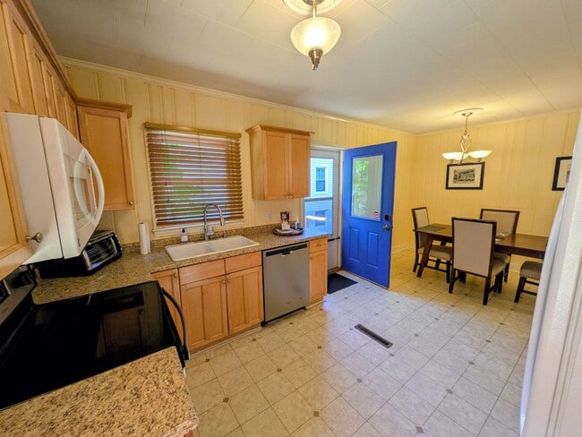 Photo - 1126 Martin St