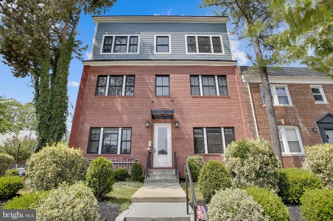 Photo - 2000 D St NE