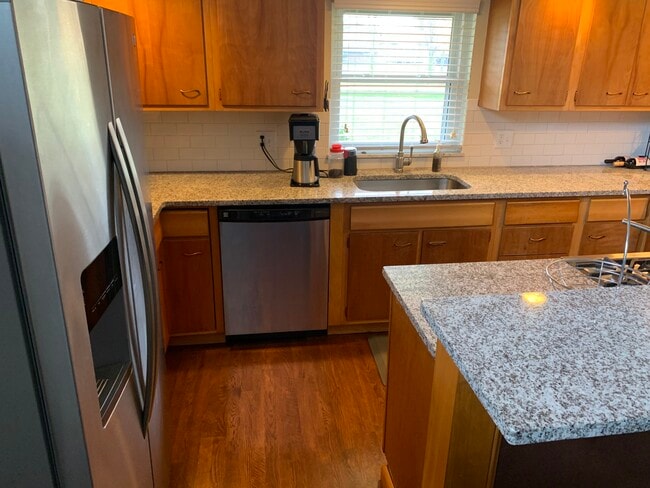 Photo - 371 Mink St SW