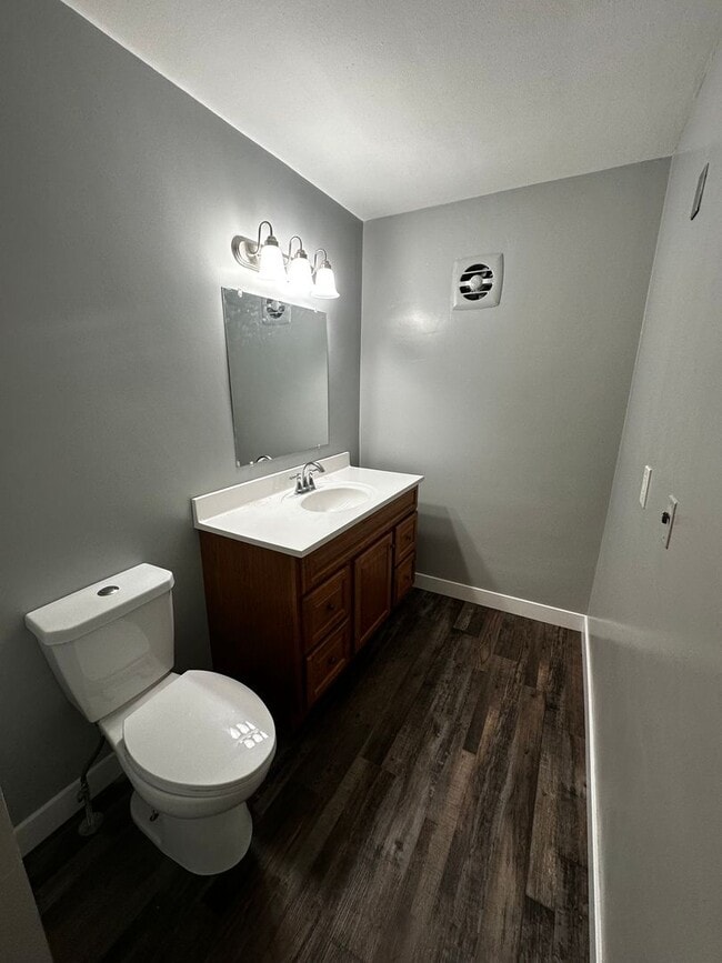 Photo - 1946 St Lawrence Ave Unit Lower