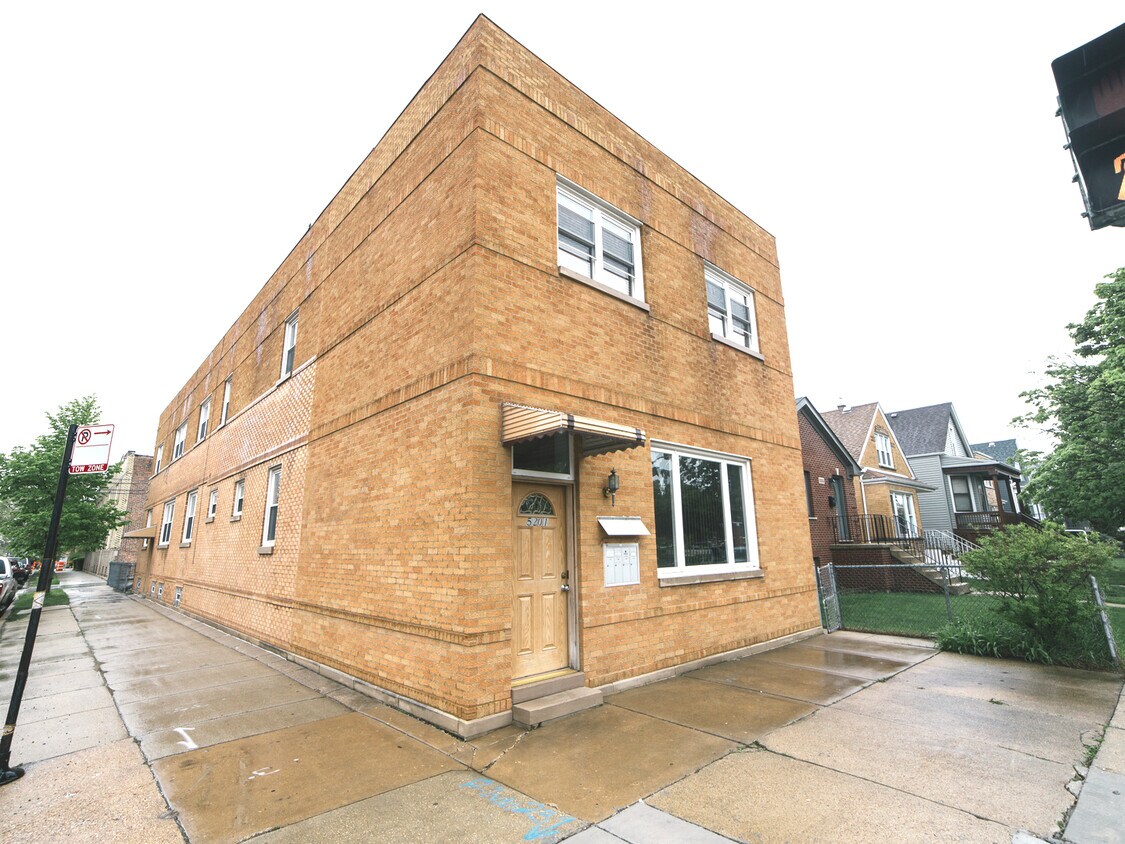Photo - 5201 W Roscoe St (Chicago, IL)