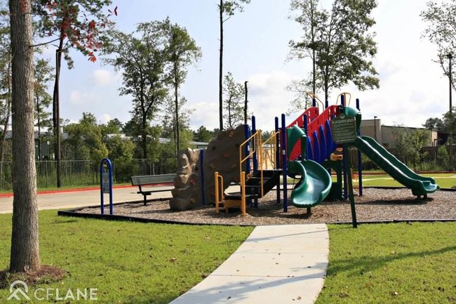 Área de juegos para niños - Pine Crest Apartments