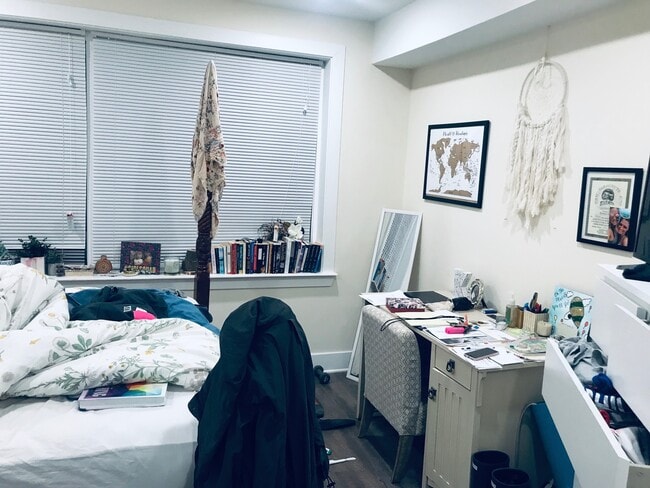 Building Photo - 2844 W Stiles St Unit 2nd Fl