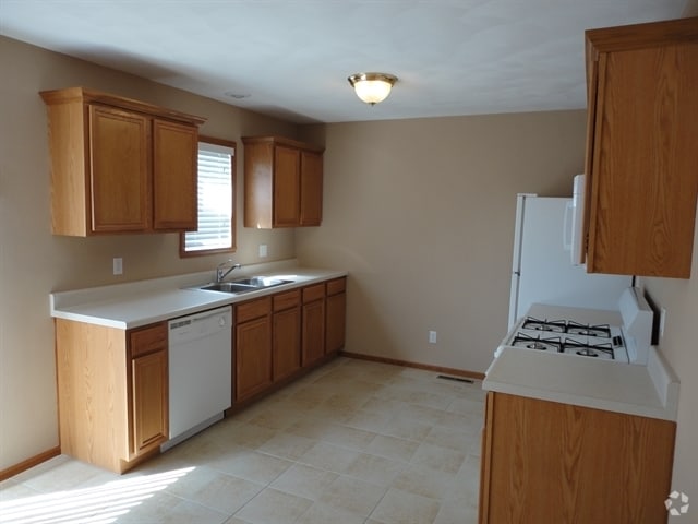 Building Photo - 5498 Bastian Blvd Rental