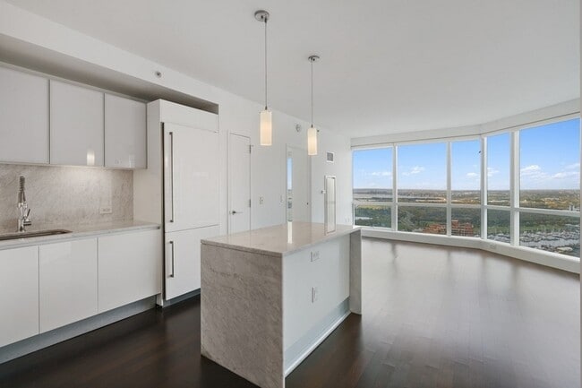 Building Photo - 77 Hudson St