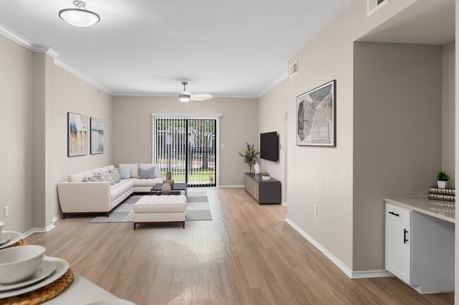 Plano de planta de sala de estar abierta con pisos de tablones inspirados en madera - Villas of Vista Ridge