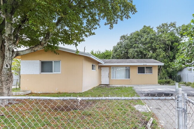 Building Photo - 3140 NW 4th Pl Rental