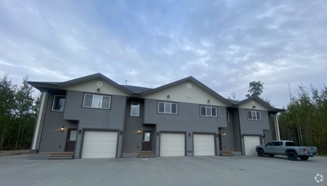 Building Photo - Well appointed townhouse with upgraded flo...