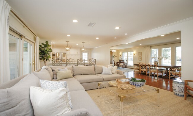 Building Photo - 827 St George Ln