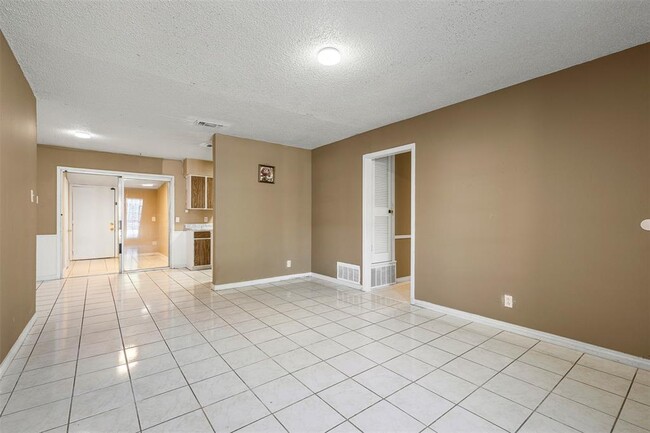 Photo - 9407 N Creek Dr