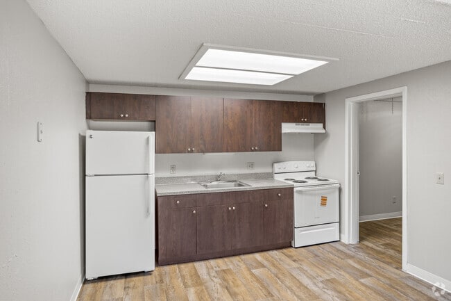 1BR, 1BA - 576SF - Kitchen - Jupiter Cove