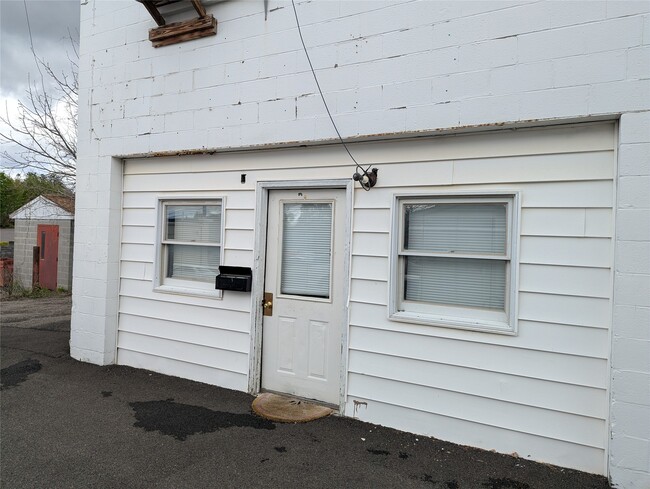 Building Photo - 2909 1/2 Watson Blvd Unit 1