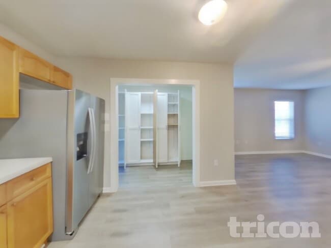 Photo - 2122 Center Way