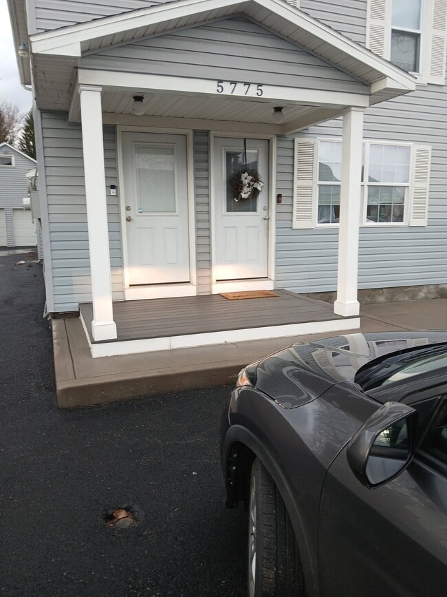 Photo - 5775 Crabtree Ln Unit 1