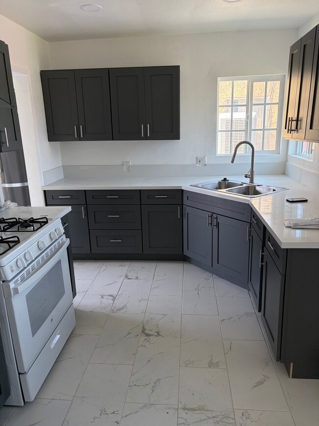 Cocina - 1766 N Pico Ave