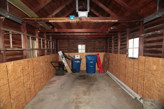 Photo - 2 bedroom Moline house with garage!