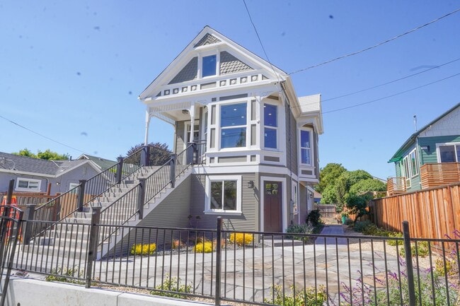 Building Photo - Stunning 2 Bedroom Upstairs Unit In Oaklan... Rental