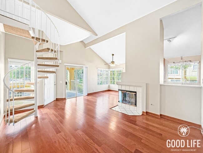 Building Photo - Bright 2BR/2BA Lofted Home with High Ceilings, Pool & 2 Parking Spaces in Clairemont!