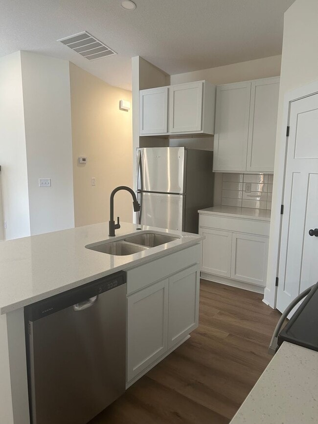 Photo - 17010 Kashmir St