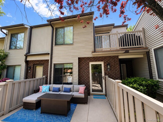 Building Photo - 201 Birchwood Rd Unit 201