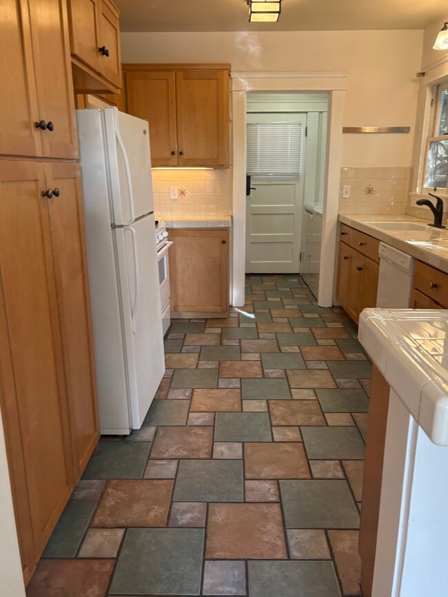 Photo - 325 E Colorado Blvd