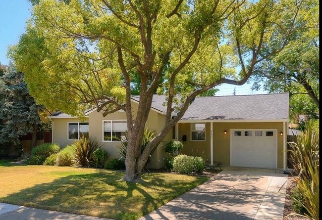 Building Photo - Hollywood Park Cottage