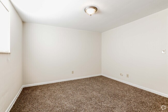 2 Bed/ 1 Bath Townhome w/ basement - Bedroom