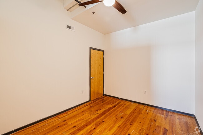 2BR, 2BA - 872SF - Primary Bedroom