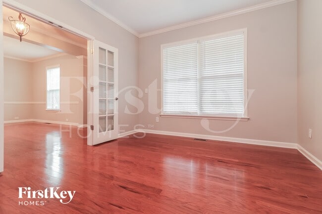 677 Longwood Pl