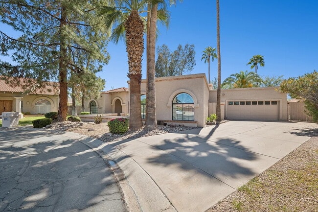 Building Photo - SPARKLING PRIVATE POOL, BEAUTIFUL HOME, UNBEATABLE LOCATION!