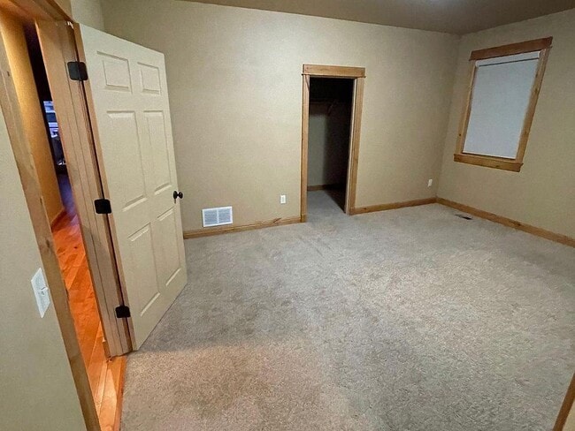 Photo - 905 Saxon Way
