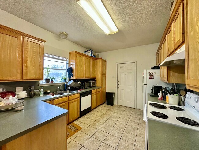 Photo - 1318 James Ave Unidad B