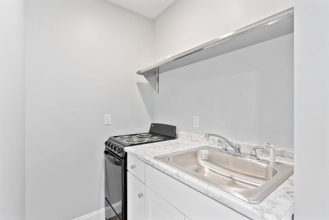 Photo - "610" on Congress St: Newer Studio Apt. 1BA $1470.00 Heat & H20 included Available 08/01/26 Unit 6
