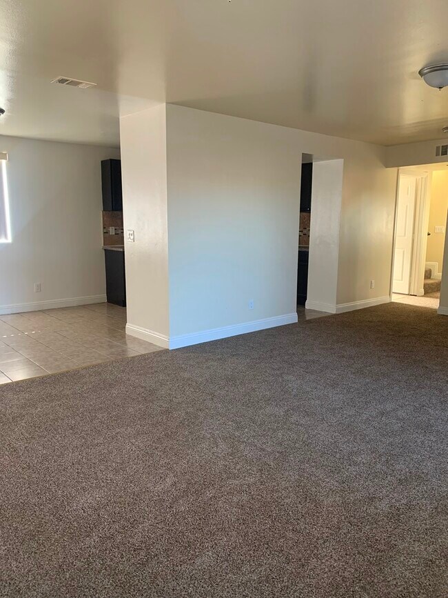 Photo - 599-601 W 62nd St Unidad 599