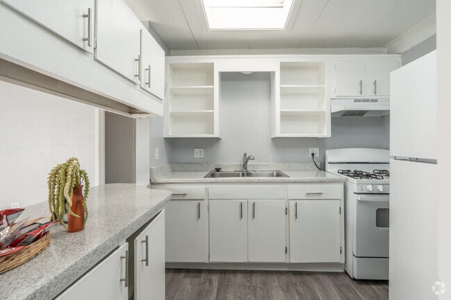 1BR, 1BA - 729SF - Kitchen - Desert Fountains at Palm Desert