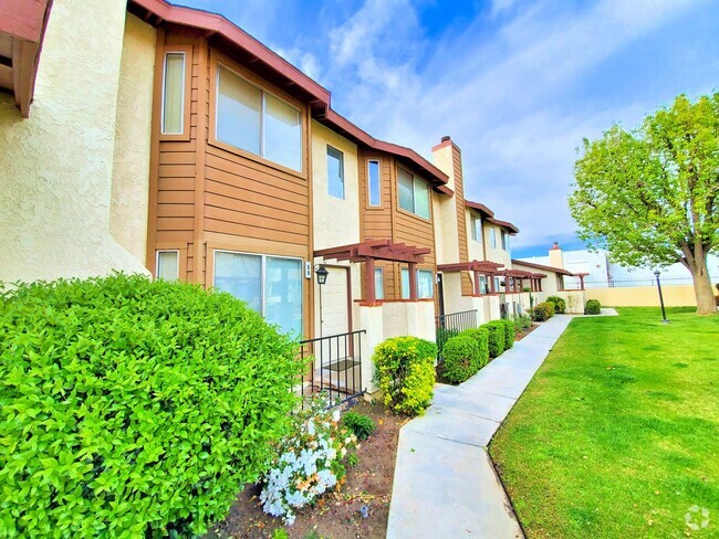 Building Photo - Spacious Townhome in Desirable Cypress Gle... Unit 68