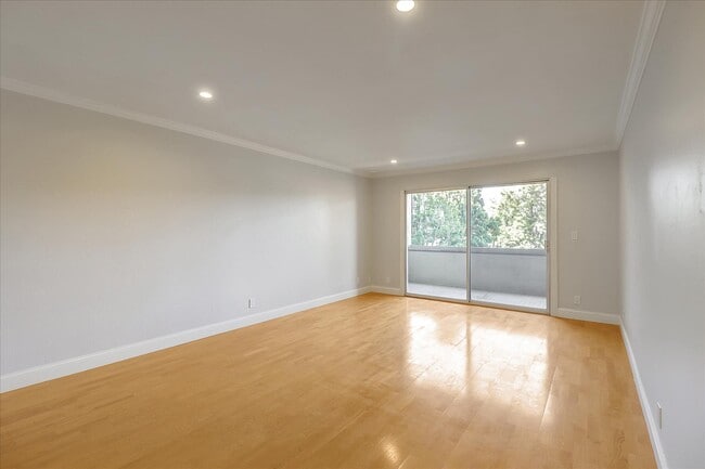Photo - 955 Shorepoint Ct