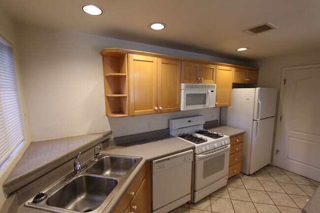 Photo - 3-Bedroom Summit Park Condo with Fireplace & Balcony Unidad 130