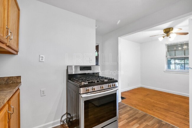 Photo - 702 Compton St