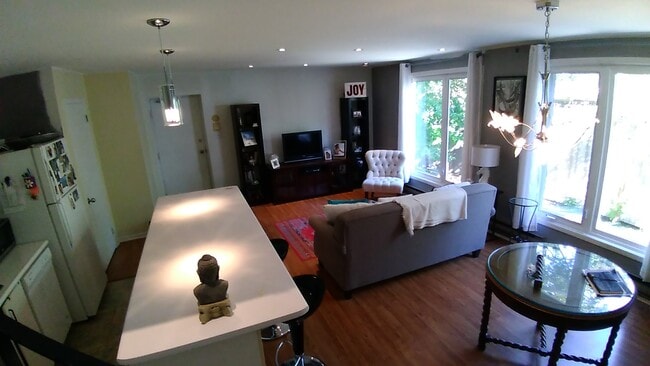 Building Photo - 2064-2064 Queen St E Unit 4