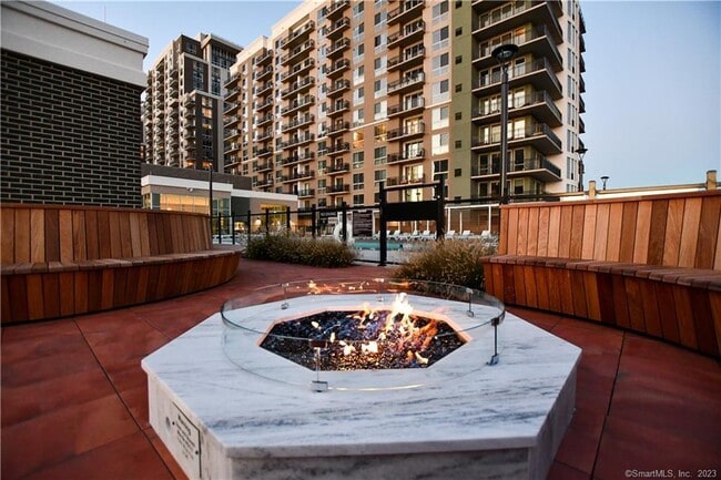 Photo - 2 Hbr Pt Rd S Unit 1613