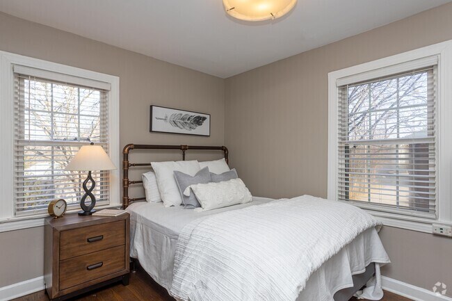 2BR, 1BA - 880 SF - Bedroom