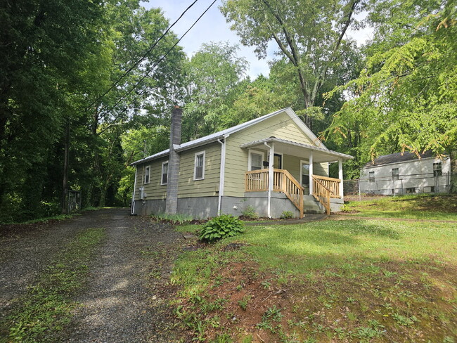 Building Photo - Charming 2-Bedroom Home Near Downtown Lincolnton!