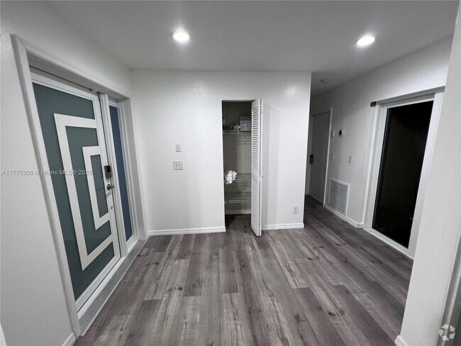 Building Photo - 11041 SW 11th Ct Rental