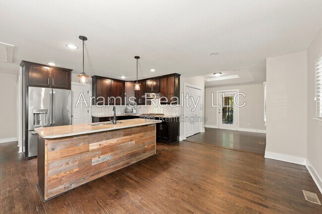 Photo - 1986 Braeburn Cir SE