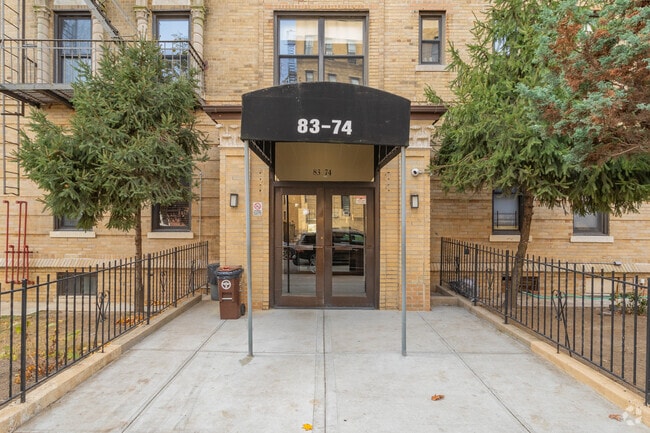 Photo - 83-74 Talbot St