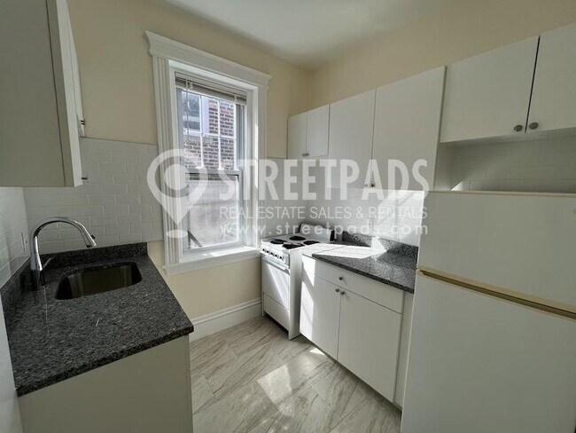 Building Photo - bedroom in Boston MA 02215 Rental