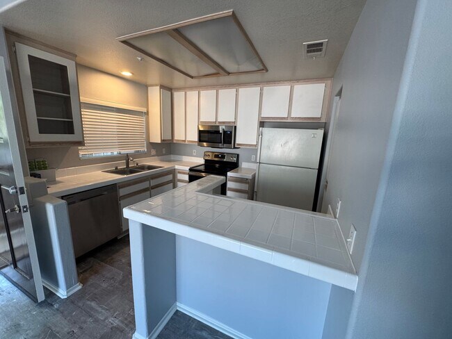 Photo - Bright & Spacious 1 Bedroom Apartment in Tustin!